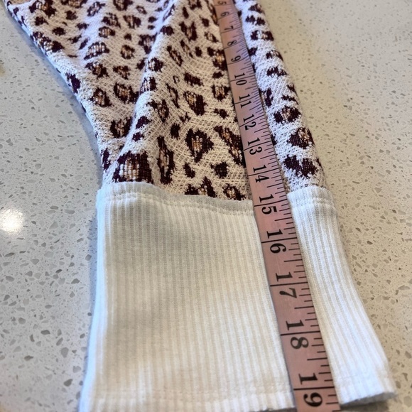 Vince Camuto Leopard Print Gold Metallic Long Cuffed Sweater V-Neck Plus 2X - Picture 7 of 13